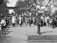 1980-83  1 maja, (prawdopodobnie rok 1980)  Jawor, ul. Wrocławska  Obchody 1 maja - Święta Pracy    Uczestnicy pochodu pierwszomajowego prezentujący się przed trybuną honorową.  Pracownicy Państwowych Gospodarstw Rolnych (PGR).