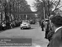 1980-84  1 maja, (prawdopodobnie rok 1980)  Jawor, ul. Wrocławska  Obchody 1 maja - Święta Pracy    Uczestnicy pochodu pierwszomajowego prezentujący się przed trybuną honorową.  Przedstawiciele Straży Pożarnej.