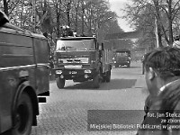 1980-85  1 maja, (prawdopodobnie rok 1980)  Jawor, ul. Wrocławska  Obchody 1 maja - Święta Pracy    Uczestnicy pochodu pierwszomajowego prezentujący się przed trybuną honorową.  Przedstawiciele Straży Pożarnej.