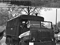 1980-86  1 maja, (prawdopodobnie rok 1980)  Jawor, ul. Wrocławska  Obchody 1 maja - Święta Pracy    Uczestnicy pochodu pierwszomajowego prezentujący się przed trybuną honorową.  Przedstawiciele Straży Pożarnej.