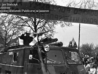 1980-87  1 maja, (prawdopodobnie rok 1980)  Jawor, ul. Wrocławska  Obchody 1 maja - Święta Pracy    Uczestnicy pochodu pierwszomajowego prezentujący się przed trybuną honorową.  Przedstawiciele Straży Pożarnej.