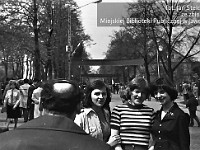 1980-88  1 maja, (prawdopodobnie rok 1980)  Jawor, ul. Wrocławska  Obchody 1 maja - Święta Pracy    Uczestnicy pochodu pierwszomajowego po jego zakończeniu.