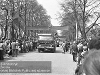 1980-89  1 maja, (prawdopodobnie rok 1980)  Jawor, ul. Wrocławska  Obchody 1 maja - Święta Pracy    Uczestnicy pochodu pierwszomajowego prezentujący się przed trybuną honorową.  Sportowcy Miejskiego Klubu Sportowego "Victoria".