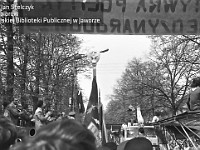 1980-90  1 maja, (prawdopodobnie rok 1980)  Jawor, ul. Wrocławska  Obchody 1 maja - Święta Pracy    Uczestnicy pochodu pierwszomajowego prezentujący się przed trybuną honorową.  Sportowcy Miejskiego Klubu Sportowego "Victoria".