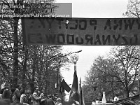 1980-91  1 maja, (prawdopodobnie rok 1980)  Jawor, ul. Wrocławska  Obchody 1 maja - Święta Pracy    Uczestnicy pochodu pierwszomajowego prezentujący się przed trybuną honorową.  Sportowcy Miejskiego Klubu Sportowego "Victoria".