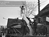 1980-92  1 maja, (prawdopodobnie rok 1980)  Jawor, ul. Wrocławska  Obchody 1 maja - Święta Pracy    Uczestnicy pochodu pierwszomajowego prezentujący się przed trybuną honorową.  Sportowcy Miejskiego Klubu Sportowego "Victoria".