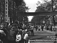 1980-93  1 maja, (prawdopodobnie rok 1980)  Jawor, ul. Wrocławska  Obchody 1 maja - Święta Pracy    Uczestnicy pochodu pierwszomajowego prezentujący się przed trybuną honorową.  Pracownicy Zakładów Kuzienniczych i Maszyn Rolniczych (ZKiMR).