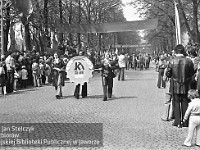 1980-94  1 maja, (prawdopodobnie rok 1980)  Jawor, ul. Wrocławska  Obchody 1 maja - Święta Pracy    Uczestnicy pochodu pierwszomajowego prezentujący się przed trybuną honorową.  Pracownicy Zakładów Kuzienniczych i Maszyn Rolniczych (ZKiMR).