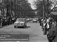 1980-95  1 maja, (prawdopodobnie rok 1980)  Jawor, ul. Wrocławska  Obchody 1 maja - Święta Pracy    Uczestnicy pochodu pierwszomajowego prezentujący się przed trybuną honorową.  Członkowie klubu automobilowgo przy Zakładach Kuzienniczych i Maszyn Rolniczych (ZKiMR).