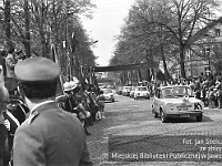 1980-96  1 maja, (prawdopodobnie rok 1980)  Jawor, ul. Wrocławska  Obchody 1 maja - Święta Pracy    Uczestnicy pochodu pierwszomajowego prezentujący się przed trybuną honorową.  Członkowie klubu automobilowgo przy Zakładach Kuzienniczych i Maszyn Rolniczych (ZKiMR).
