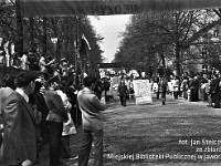 1980-97  1 maja, (prawdopodobnie rok 1980)  Jawor, ul. Wrocławska  Obchody 1 maja - Święta Pracy    Uczestnicy pochodu pierwszomajowego prezentujący się przed trybuną honorową.  Pracownicy Cukrowni "Jawor".