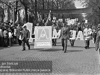 1980-98  1 maja, (prawdopodobnie rok 1980)  Jawor, ul. Wrocławska  Obchody 1 maja - Święta Pracy    Uczestnicy pochodu pierwszomajowego prezentujący się przed trybuną honorową.  Pracownicy Cukrowni "Jawor".