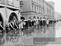 1983-01  1 maja (prawdopodobnie rok 1983)  Jawor, Rynek  Obchody 1 maja - Święta Pracy     Uczestnicy pochodu oczekujący na przemówienie i rozpoczęcie przemarszu.