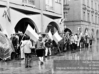 1983-02  1 maja (prawdopodobnie rok 1983)  Jawor, Rynek  Obchody 1 maja - Święta Pracy     Uczestnicy pochodu oczekujący na przemówienie i rozpoczęcie przemarszu.