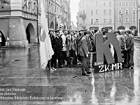 1983-03  1 maja (prawdopodobnie rok 1983)  Jawor, Rynek  Obchody 1 maja - Święta Pracy     Uczestnicy pochodu oczekujący na przemówienie i rozpoczęcie przemarszu.  Pracownicy Zakładów Kuzienniczych i Maszyn Rolniczych (ZKiMR) "Agromet".  Czwarty od lewej: Mieczysław Bieniusiewicz - trener drużyny piłkarskiej Kuźnia Jawor.