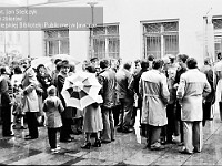 1983-04  1 maja (prawdopodobnie rok 1983)  Jawor, Rynek  Obchody 1 maja - Święta Pracy     Uczestnicy pochodu oczekujący na przemówienie i rozpoczęcie przemarszu.