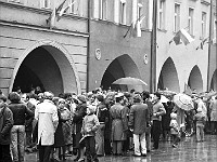 1983-05  1 maja (prawdopodobnie rok 1983)  Jawor, Rynek  Obchody 1 maja - Święta Pracy     Uczestnicy pochodu oczekujący na przemówienie i rozpoczęcie przemarszu.