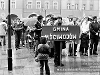 1983-06  1 maja (prawdopodobnie rok 1983)  Jawor, Rynek  Obchody 1 maja - Święta Pracy     Uczestnicy pochodu oczekujący na przemówienie i rozpoczęcie przemarszu.  Przedstawiciele gminy Mściwojów.
