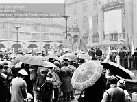 1983-07  1 maja (prawdopodobnie rok 1983)  Jawor, Rynek  Obchody 1 maja - Święta Pracy     Uczestnicy pochodu oczekujący na przemówienie i rozpoczęcie przemarszu.