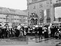 1983-08  1 maja (prawdopodobnie rok 1983)  Jawor, Rynek  Obchody 1 maja - Święta Pracy     Uczestnicy pochodu oczekujący na przemówienie i rozpoczęcie przemarszu.