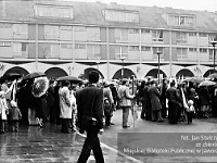 1983-09  1 maja (prawdopodobnie rok 1983)  Jawor, Rynek  Obchody 1 maja - Święta Pracy     Uczestnicy pochodu oczekujący na przemówienie i rozpoczęcie przemarszu.