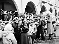 1983-10  1 maja (prawdopodobnie rok 1983)  Jawor, Rynek  Obchody 1 maja - Święta Pracy     Uczestnicy pochodu oczekujący na przemówienie i rozpoczęcie przemarszu.