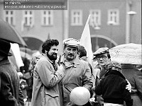 1983-11  1 maja (prawdopodobnie rok 1983)  Jawor, Rynek  Obchody 1 maja - Święta Pracy     Uczestnicy pochodu oczekujący na przemówienie i rozpoczęcie przemarszu.