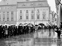 1983-12  1 maja (prawdopodobnie rok 1983)  Jawor, Rynek  Obchody 1 maja - Święta Pracy     Uczestnicy pochodu oczekujący na przemówienie i rozpoczęcie przemarszu.