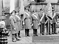 1983-13  1 maja (prawdopodobnie rok 1983)  Jawor, Rynek  Obchody 1 maja - Święta Pracy     Poczty sztandarowe przed wejściem głównym do ratusza.