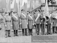 1983-14  1 maja (prawdopodobnie rok 1983)  Jawor, Rynek  Obchody 1 maja - Święta Pracy     Poczty sztandarowe przed wejściem głównym do ratusza.