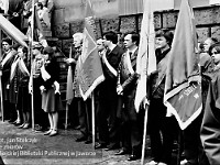 1983-16  1 maja (prawdopodobnie rok 1983)  Jawor, Rynek  Obchody 1 maja - Święta Pracy     Poczty sztandarowe przed wejściem głównym do ratusza.