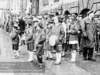 1983-17  1 maja (prawdopodobnie rok 1983)  Jawor, Rynek  Obchody 1 maja - Święta Pracy     Uczestnicy pochodu oczekujący na przemówienie i rozpoczęcie przemarszu.  Zespół ze Szkoły Podstawowej nr 2.   Po prawej: Klemens Grzybowski - harcmistrz.