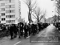 1983-20  1 maja (prawdopodobnie rok 1983)  Jawor, ul. Wyszyńskiego (dawn. Rapackiego)  Obchody 1 maja - Święto Pracy     Uczestnicy pochodu zmierzający w kierunku trybuny honorowej.  Pracownicy Okręgowego Zakładu Transportu i Maszyn Drogowych (OZTiMD).