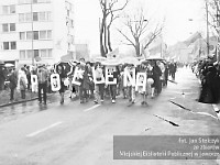 1983-21  1 maja (prawdopodobnie rok 1983)  Jawor, ul. Wyszyńskiego (dawn. Rapackiego)  Obchody 1 maja - Święto Pracy     Uczestnicy pochodu zmierzający w kierunku trybuny honorowej.  Pracownicy Jaworskich Zakładów Chemii Gospodarczej "Pollena".
