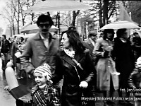 1983-24  1 maja (prawdopodobnie rok 1983)  Jawor, ul. Wyszyńskiego (dawn. Rapackiego)  Obchody 1 maja - Święto Pracy     Uczestnicy pochodu zmierzający w kierunku trybuny honorowej.