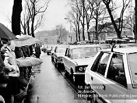 1983-25  1 maja (prawdopodobnie rok 1983)  Jawor, ul. Wyszyńskiego (dawn. Rapackiego)  Obchody 1 maja - Święto Pracy     Uczestnicy pochodu zmierzający w kierunku trybuny honorowej.  Przejazd jaworskich taksówkarzy.