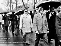 1983-27  1 maja (prawdopodobnie rok 1983)  Jawor, ul. Wyszyńskiego (dawn. Rapackiego)  Obchody 1 maja - Święto Pracy     Uczestnicy pochodu zmierzający w kierunku trybuny honorowej.