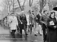 1983-28  1 maja (prawdopodobnie rok 1983)  Jawor, ul. Wyszyńskiego (dawn. Rapackiego)  Obchody 1 maja - Święto Pracy     Uczestnicy pochodu zmierzający w kierunku trybuny honorowej.
