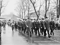 1983-29  1 maja (prawdopodobnie rok 1983)  Jawor, ul. Wyszyńskiego (dawn. Rapackiego)  Obchody 1 maja - Święto Pracy     Uczestnicy pochodu zmierzający w kierunku trybuny honorowej.