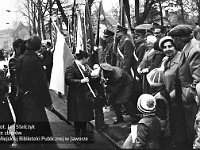 1983-30  1 maja (prawdopodobnie rok 1983)  Jawor, ul. Wyszyńskiego (dawn. Rapackiego)  Obchody 1 maja - Święto Pracy     Uczestnicy pochodu zmierzający w kierunku trybuny honorowej.