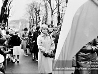 1983-31  1 maja (prawdopodobnie rok 1983)  Jawor, ul. Wyszyńskiego (dawn. Rapackiego)  Obchody 1 maja - Święto Pracy     Uczestnicy pochodu zmierzający w kierunku trybuny honorowej.