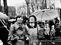 1983-32  1 maja (prawdopodobnie rok 1983)  Jawor, ul. Wyszyńskiego (dawn. Rapackiego)  Obchody 1 maja - Święto Pracy     Uczestnicy pochodu zmierzający w kierunku trybuny honorowej.