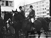 1983-33  1 maja (prawdopodobnie rok 1983)  Jawor, ul. Wyszyńskiego (dawn. Rapackiego)  Obchody 1 maja - Święto Pracy     Uczestnicy pochodu zmierzający w kierunku trybuny honorowej.  Przedstawiciele stadniny koni w Targoszynie w gminie Męcinka.