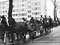 1983-34  1 maja (prawdopodobnie rok 1983)  Jawor, ul. Wyszyńskiego (dawn. Rapackiego)  Obchody 1 maja - Święto Pracy     Uczestnicy pochodu zmierzający w kierunku trybuny honorowej.  Przedstawiciele stadniny koni w Targoszynie w gminie Męcinka.