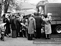 1983-35  1 maja (prawdopodobnie rok 1983)  Jawor, Park Pokoju  Obchody 1 maja - Święto Pracy     Mieszkańcy korzystający z okazjonalnego handlu obwoźnego.