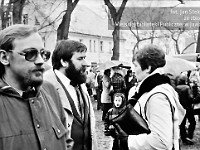 1983-36  1 maja (prawdopodobnie rok 1983)  Jawor, Park Pokoju  Obchody 1 maja - Święto Pracy     Mieszkańcy zgromadzeni wzdłuż trasy przemarszu.  Od lewej: Marian Lassota - pracownik Jaworskiego Ośrodka Kultury (JOK), Józef Noworól - dyrektor Jaworskiego Ośrodka Kultury (JOK).