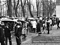 1983-41  1 maja (prawdopodobnie rok 1983)  Jawor, Park Pokoju  Obchody 1 maja - Święto Pracy     Mieszkańcy odglądający okolicznościowe pokazy hippiczne.