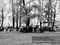 1983-42  1 maja (prawdopodobnie rok 1983)  Jawor, Park Pokoju  Obchody 1 maja - Święto Pracy     Mieszkańcy po zakończeniu pochodu i okolicznościowych atrakcji.