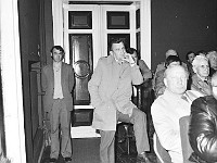 1983-46  1 maja (prawdopodobnie rok 1983)  Jawor, Teatr Miejski, Rynek  Obchody 1 maja - Święto Pracy     Akademia okolicznościowa.  Po lewej stoi: Zdzisław Bagiński - pracownik Jaworskiego Ośrodka Kultury (JOK).