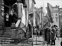 1985-001  1 maja 1985  Jawor, Rynek  Obchody 1 maja - Święto Pracy     Władze miasta, partii i przedstawiciele zakładów pracy oraz poczty sztandarowe przy wejściu głównym do ratusza.